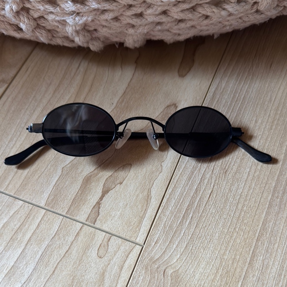 Black Oval Women's Sunglasses - Classic Minimalist Style